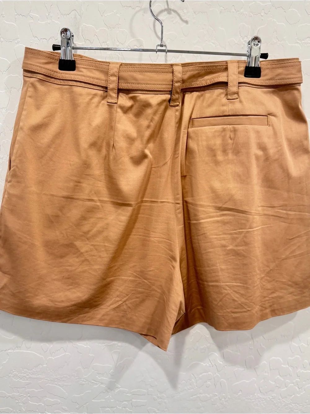 Trina Turk Beige Pleated Shorts Womens 8 Tan Old Money Quiet Luxury Summer